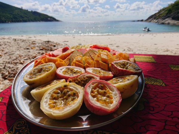 © VLife Blog vlife.blog – Frische Früchte werden nach dem Barbeque am einsamen Strand zum Dessert serviert.