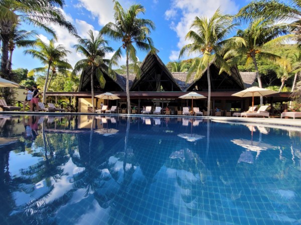 © VLife Blog vlife.blog – Frühstück mit Poolblick im Hotel Paradise Sun auf der Insel Praslin.