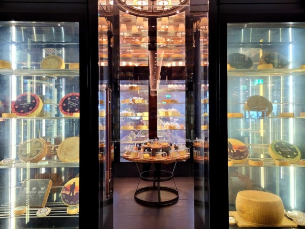 © VLife Blog vlife.blog Fünf Meter hoch ist der verglaste The Wine and Cheese Cellar mitten im The Restaurant.