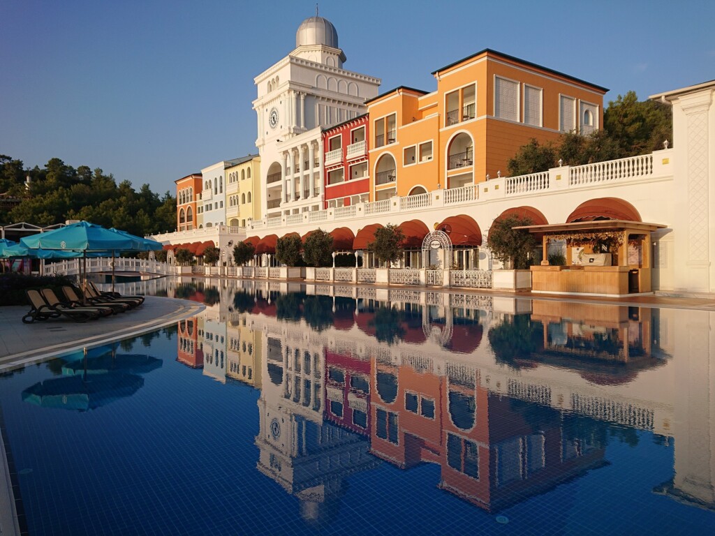 © VLife Blog Morgendlicher Ausblick über den Pool des Nirvana Dolce Vita Hotels.
