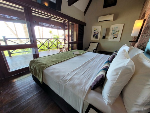 © VLife Blog vlife.blog – Im Hotel Paradise Sun auf Praslin blickt man vom Bett aus direkt aufs Meer und den Palmenstrand.