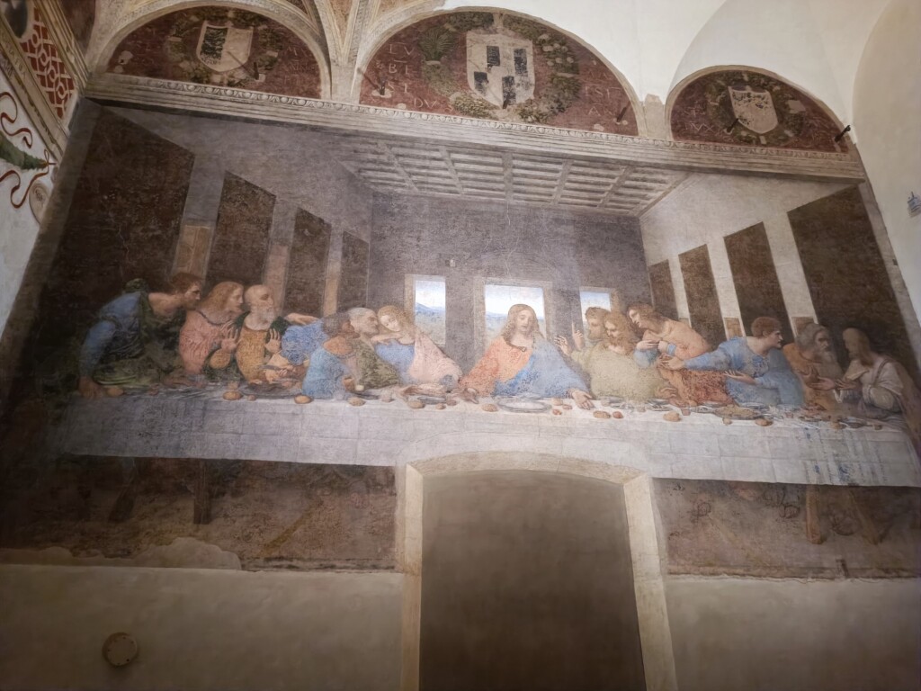 © VLife Blog – vlife.blog Im ehemaligen Refektorium des Dominikanerklosters Santa Maria delle Grazie ist Leonardo da Vinci’s Letztes Abendmahl zu sehen.