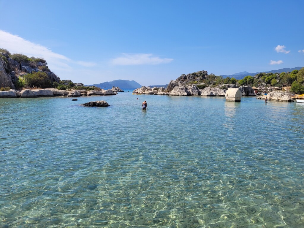 © VLife Blog – vlife.blog In der idyllischen Bucht vor Simena ragt ein Sarkophag aus dem Wasser.