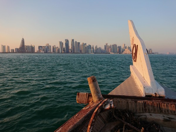 © VLife Blog vlife.blog – Kreuzfahrt an Bord einer hölzernen Dhau in den Sonnenuntergang mit Blick auf die Skyline von Doha. Bahamas Martini
