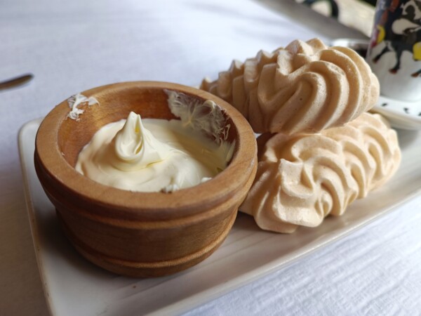 © VLife Blog vlife.blog Meringue und Double-Crème ist die Spezialität in Gruyères.