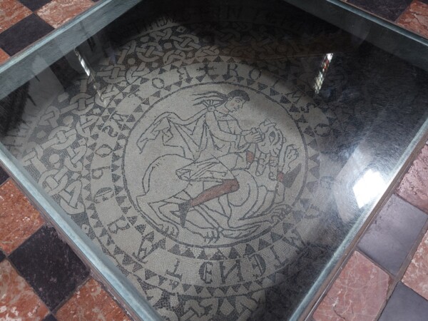 © VLife Blog vlife.blog Mosaik in der Stiftskirche des Heiligen Ursus in Aosta.