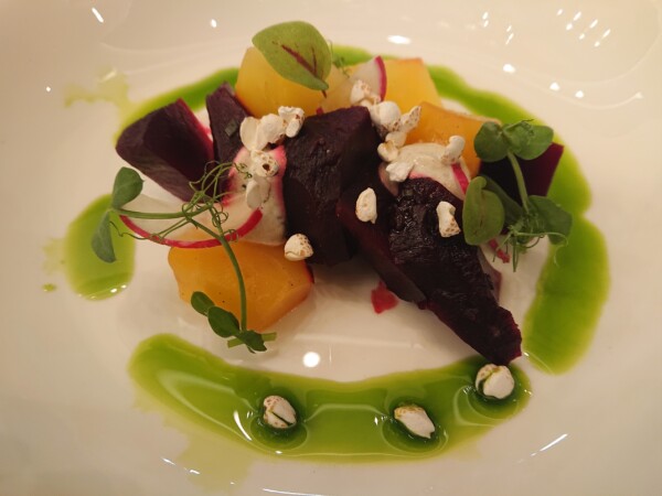 © VLife Blog vlife.blog Nicht nur ein Augenschmaus ist die Vorspeise aus gebacken Randen im The Restaurant.