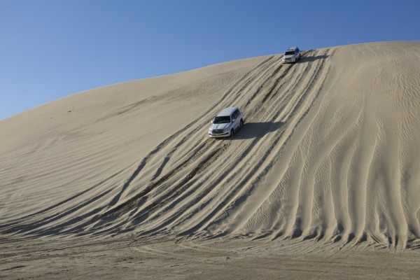 © VLife Blog vlife.blog – Rassante Fahrt über die Dünenlandschaft ans Binnenmeer Chaur-al-Udaid.