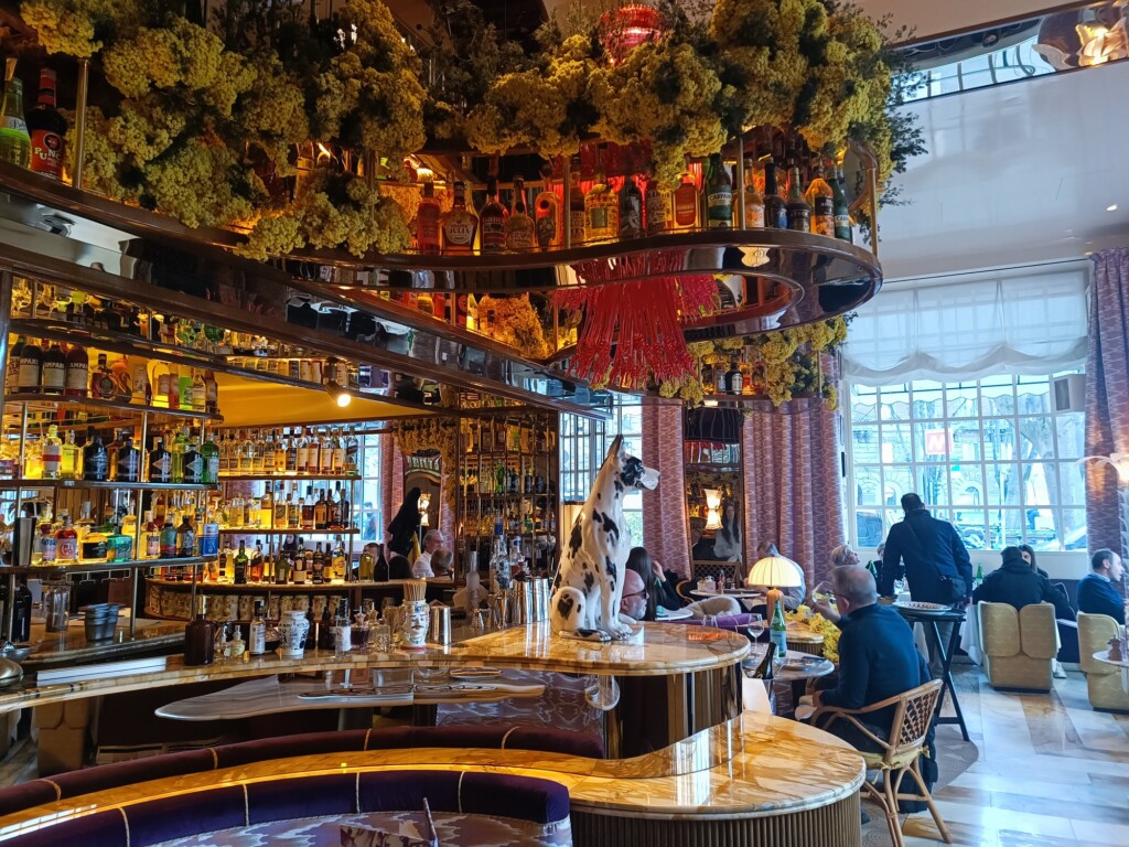 © VLife Blog – vlife.blog Restaurant-Tipp Die Osteria Gloria Milano mit ihrem üppigen Design und grossartiger Küche.