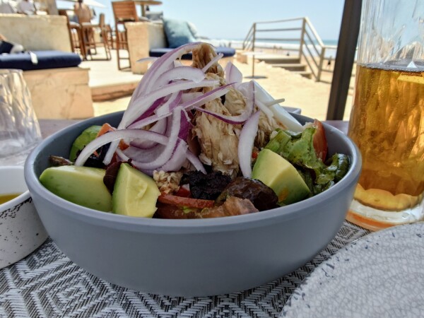 © VLife Blog vlife.blog Salade Nicoise im Fairmont Beach Restaurant in Taghazout.