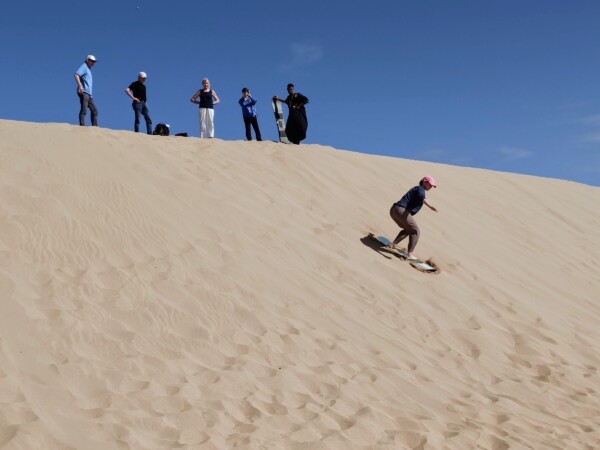 © VLife Blog vlife.blog Sandboarding wird in den Dünen der Region Tmri angeboten.