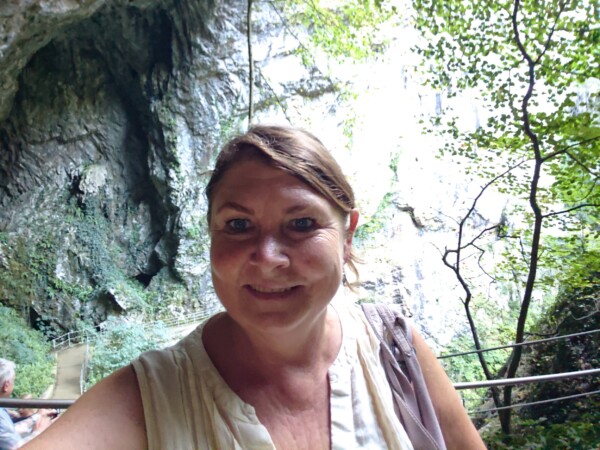 © VLife Blog – vlife.blog Selfie vor dem Ausgang der Škocjan Höhlensystem.