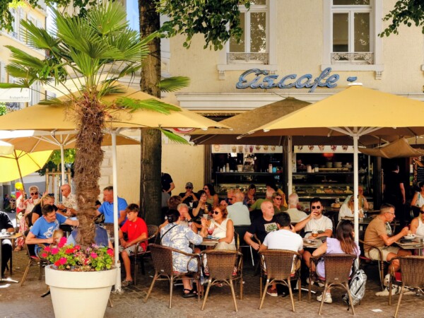 © VLife Blog vlife.blog Sommerliche Stimmung in der Fussgängerzone im Zentrum von Baden-Baden.