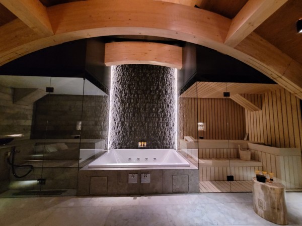 © VLife Blog vlife.blog Privat-Spa in der 330 m2 grossen Furka Suite