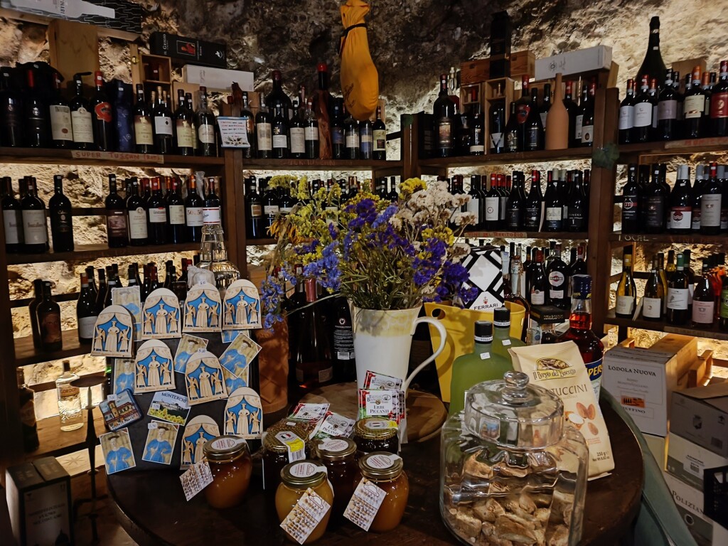 © VLife Blog vlife.blog – Spezialitäten in einem Laden in Monterchi.