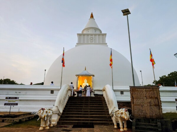 © VLife Blog vlife.blog Sri Kataragama ist ein multireligiöser Pilgerort.