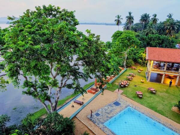 © VLife Blog vlife.blog Sri Lanka Das Thaulle Ayurveda Resort liegt direkt am Ufer des Yoda-Sees.
