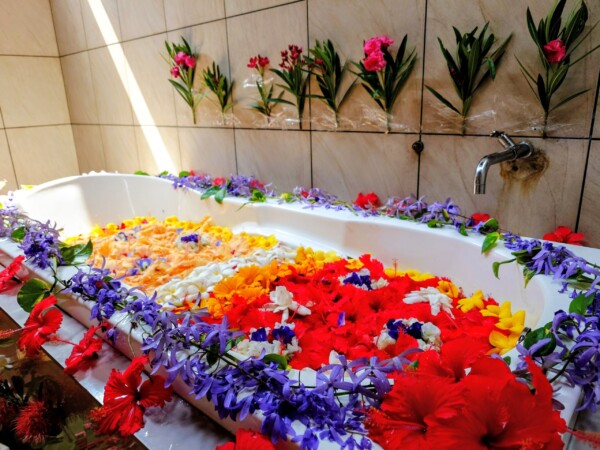 © VLife Blog vlife.blog Sri Lanka Krönender Abschluss der Panchakarma-Kur ist das Bad im Blütenmeer.
