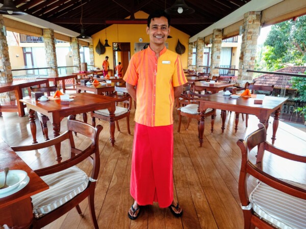 © VLife Blog vlife.blog Sri Lanka Mr. Prasanna, F&B im Restaurant des Thaulle Ayurveda Resorts.