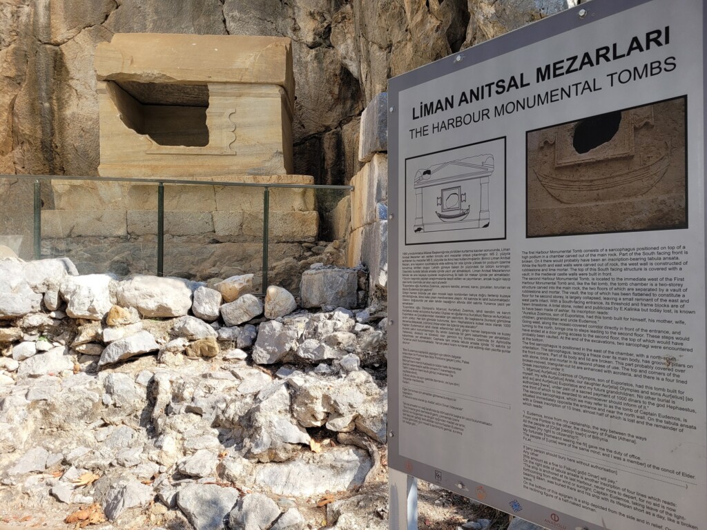 © VLife Blog – vlife.blog Steinsarkophage auf dem Weg zum Strand in der Ruinenstadt Olympos