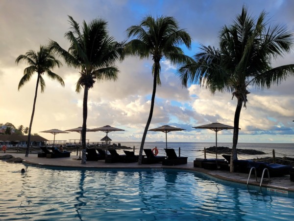 © VLife Blog vlife.blog – Stimmungsvoller Sonnenuntergang am Pool des Fisherman’s Cove Hotels.