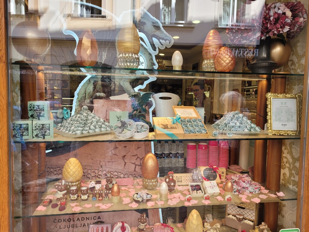 © VLife Blog – vlife.blog Süsse Köstlichkeiten im Schaufenster einer Konfiserie in der Altstadt von Ljubljana.