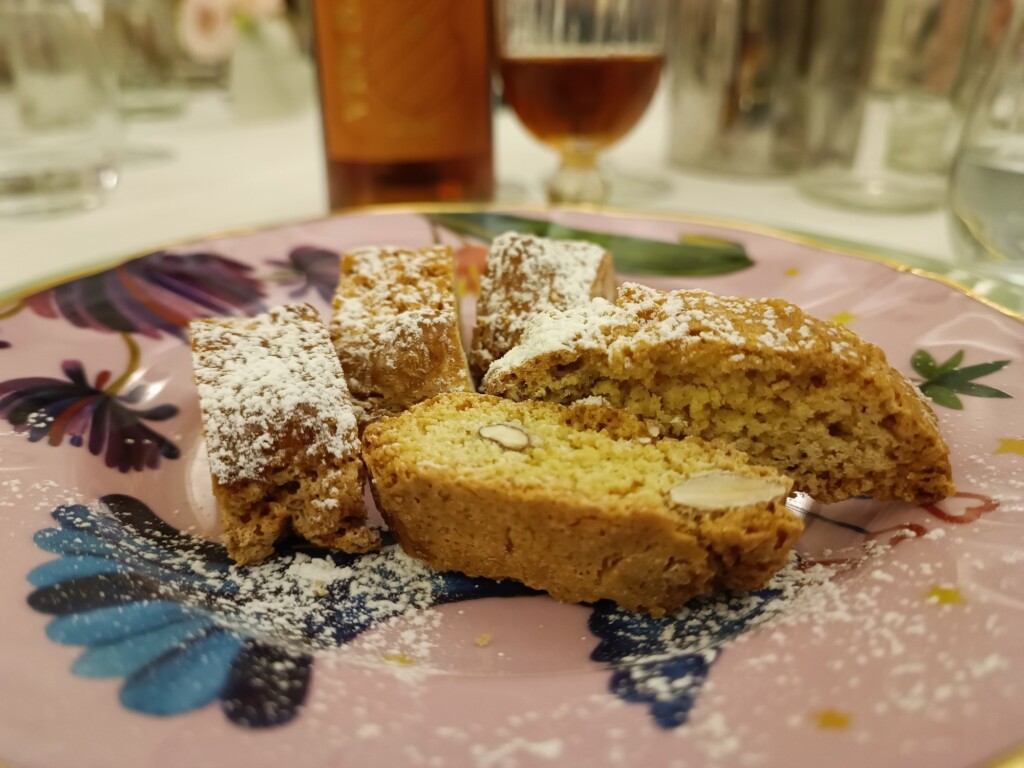 © VLife Blog vlife.blog – Süsser Abschluss eines toskanischen Essens mit Vin Santo und Cantucci.