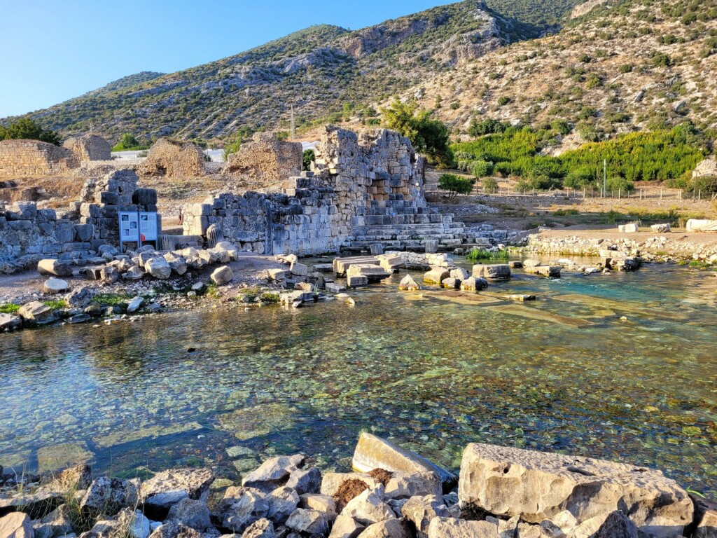 © VLife Blog – vlife.blog -Teile der Ruinen der antiken Stadt Limyra sind vom Limyros Bach geflutet.