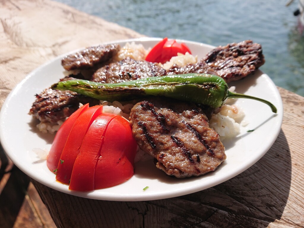 © VLife Blog – vlife.blog Unkompliziert und köstlich Köfte mit frischen Tomaten.
