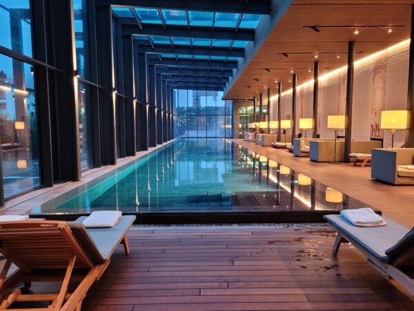 © VLife Blog vlife.blog Unter einem riesigen Glasdach befindet sich das 35 Meter lange Sportbecken.
