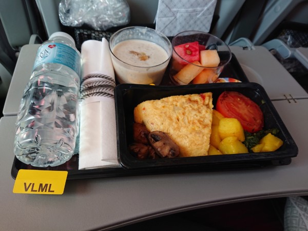 © VLife Blog vlife.blog – Vegetarisches Frühstück auf dem Flug von Doha nach Zürich an Bord Qatar Airways.