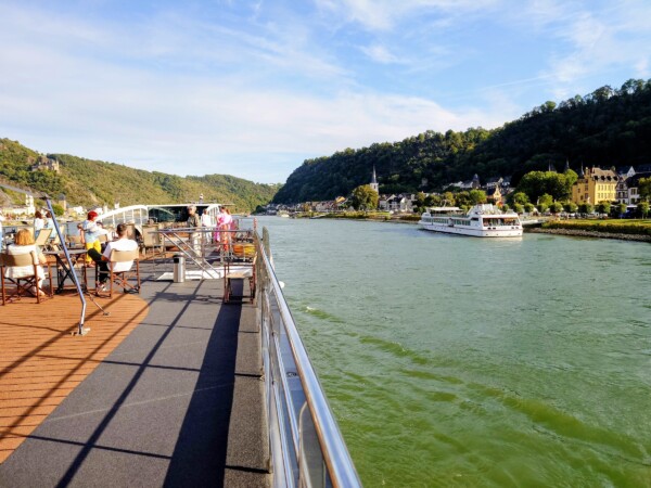 © VLife Blog vlife.blog Vom Sonnendeck der MS Edelweiss ist der Blick auf Burgen und Schlösser am schönsten.