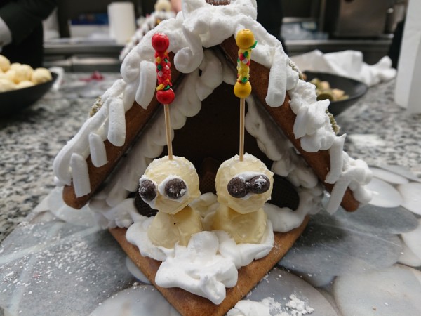 © VLife Blog vlife.blog Während unseres Aufenthalts bauten wir mit den Patissiers unser Lebkuchenhaus.