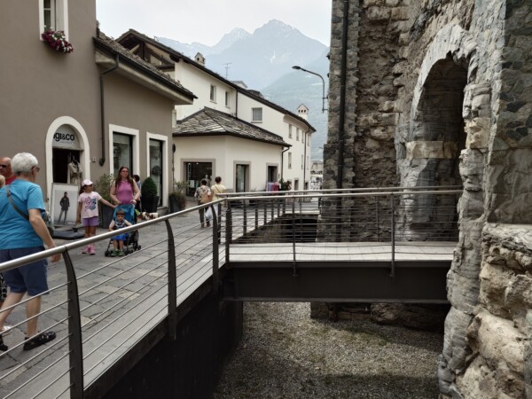 © VLife Blog vlife.blog Wandeln auf den Spuren der Römer an der Porta Praetoria.
