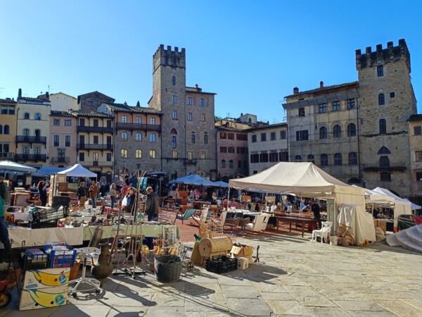 © VLife Blog vlife.blog – die Antiquitätenmesse auf der Piazza Grand von Arezzo findet jedes erste Wochenende im Monat statt.