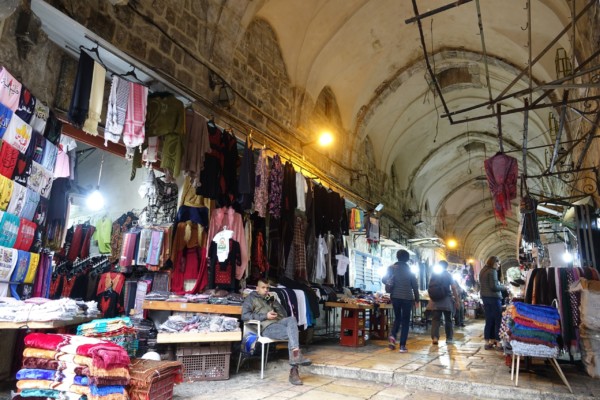 © VLife Blog vlife.blog Allerlei Krimskrams gibt es im Suk im arabischen Viertel der Altstadt zu kaufen.