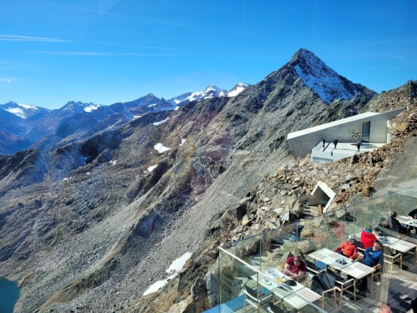 © VLife Blog vlife.blog – Aussicht über die Terrasse des ice Q Gourmet Restaurants auf die Plaza der James Bond Erlebniswelt 007 ELEMENTS.