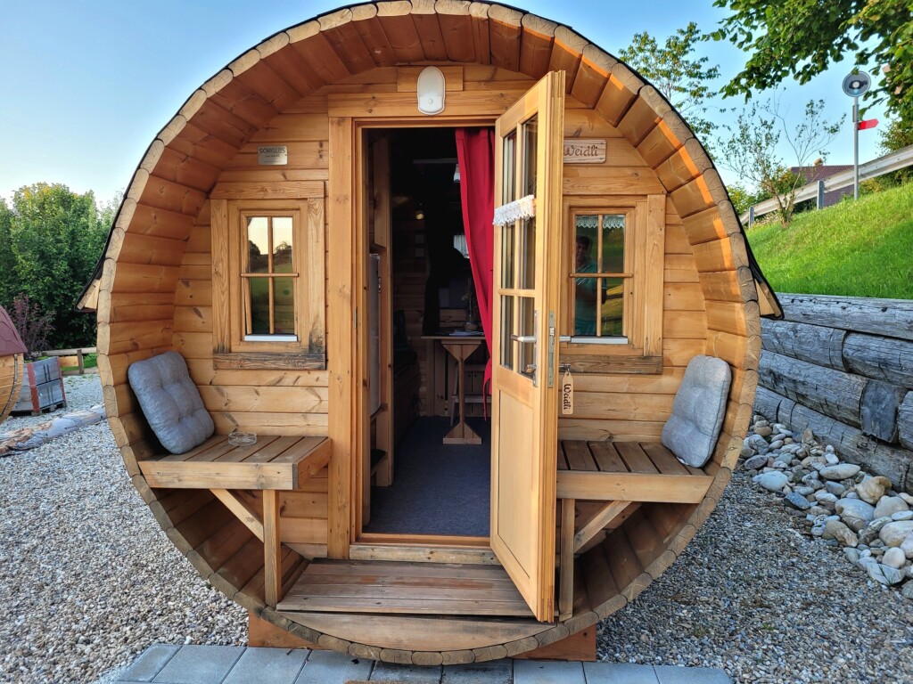 © VLife Blog vlife.blog Das Wohnfass befindet sich gleich gegenüber der Emmentaler Schaukäserei.