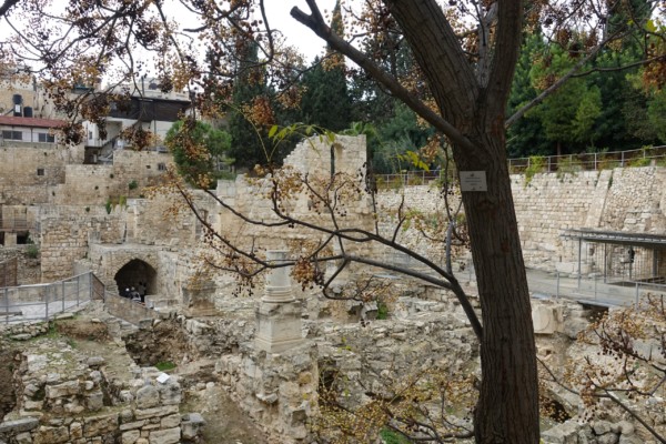 © VLife Blog vlife.blog Die Ausgrabungsstelle mit dem Teich Bethesda befindet sich neben der St.-Anna-Kirche.