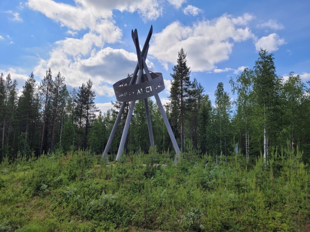 © VLife Blog vlife.blog Ein Monument bei Rovaniemi erinnert daran, dass sich hier der nördliche Polarkreis befindet.