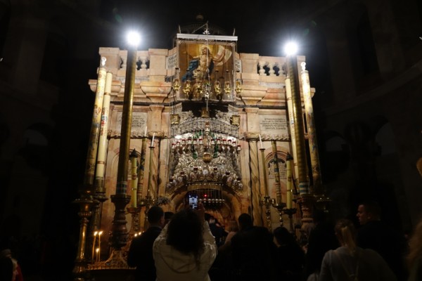 © VLife Blog vlife.blog In der Engelskapelle im Herzen der Grabeskirche wird das Heilige Grab von Christen aus der ganzen Welt besucht.