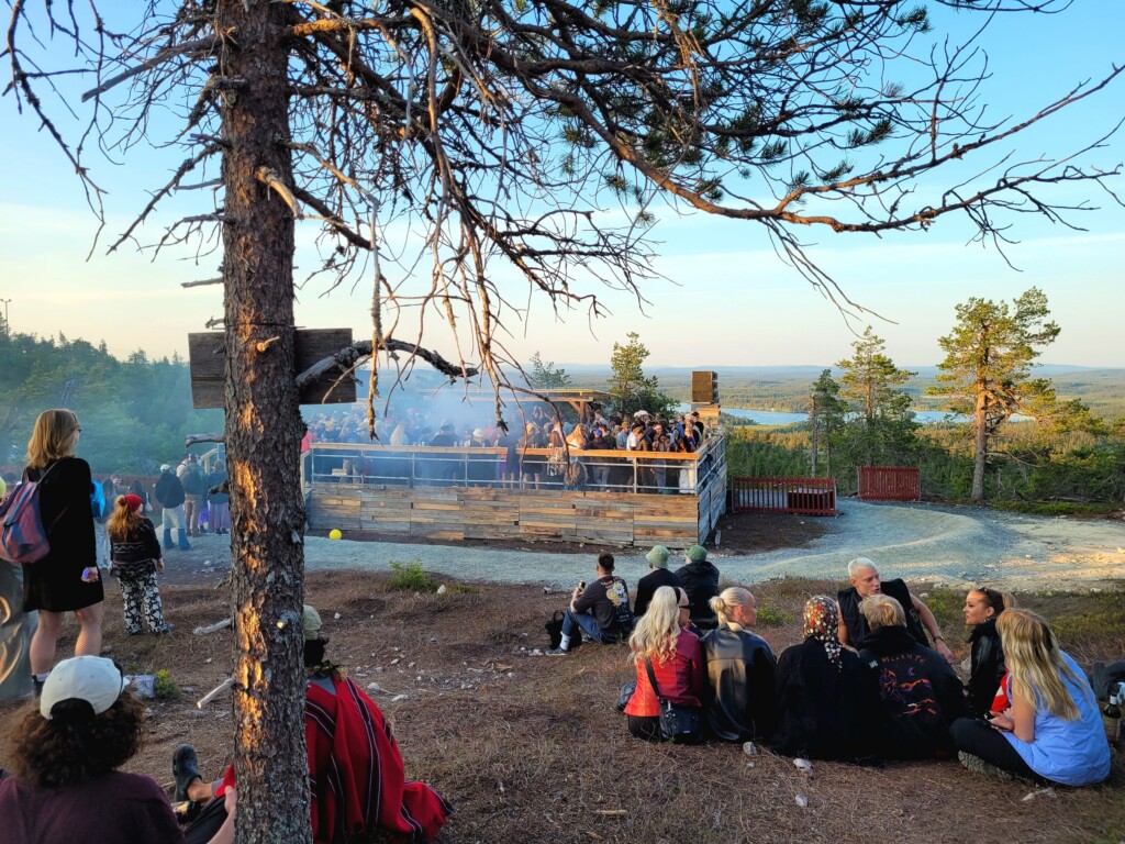 © VLife Blog vlife.blog Um Mittsommer treffen sich der Elektronik-Musik am Solstice Festival in Ruka.